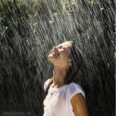 girl-happy-rain-rainy-days-smile-wet-Favim_com-71335